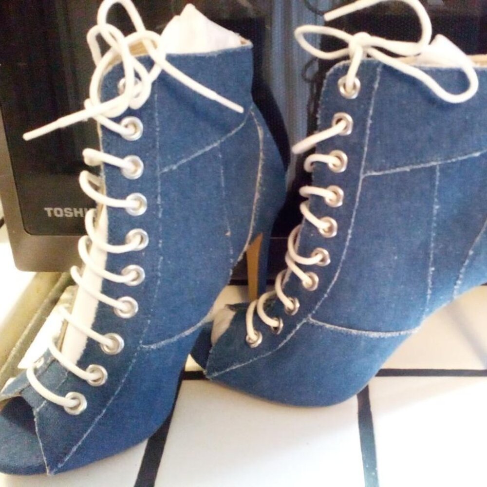 Women's shoes Blue jean lace up open toe, size 6 1/2 BRAND NEW